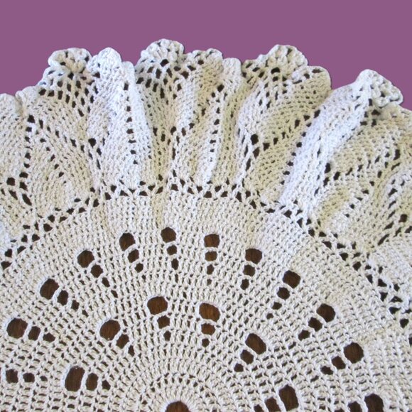 Vtg large 22"(56cm)round crocheted ecru white cotten table doily 22"(56cm) x 22" - Picture 8 of 11